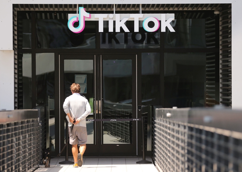 美国总统特朗普上周六称，原则上批准TikTok与美国软件公司甲骨文及美国最大零售商沃尔玛交易。（图：法新社）