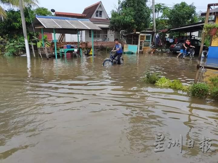 鲁容甘榜地区因一场大雨成了水泽国。