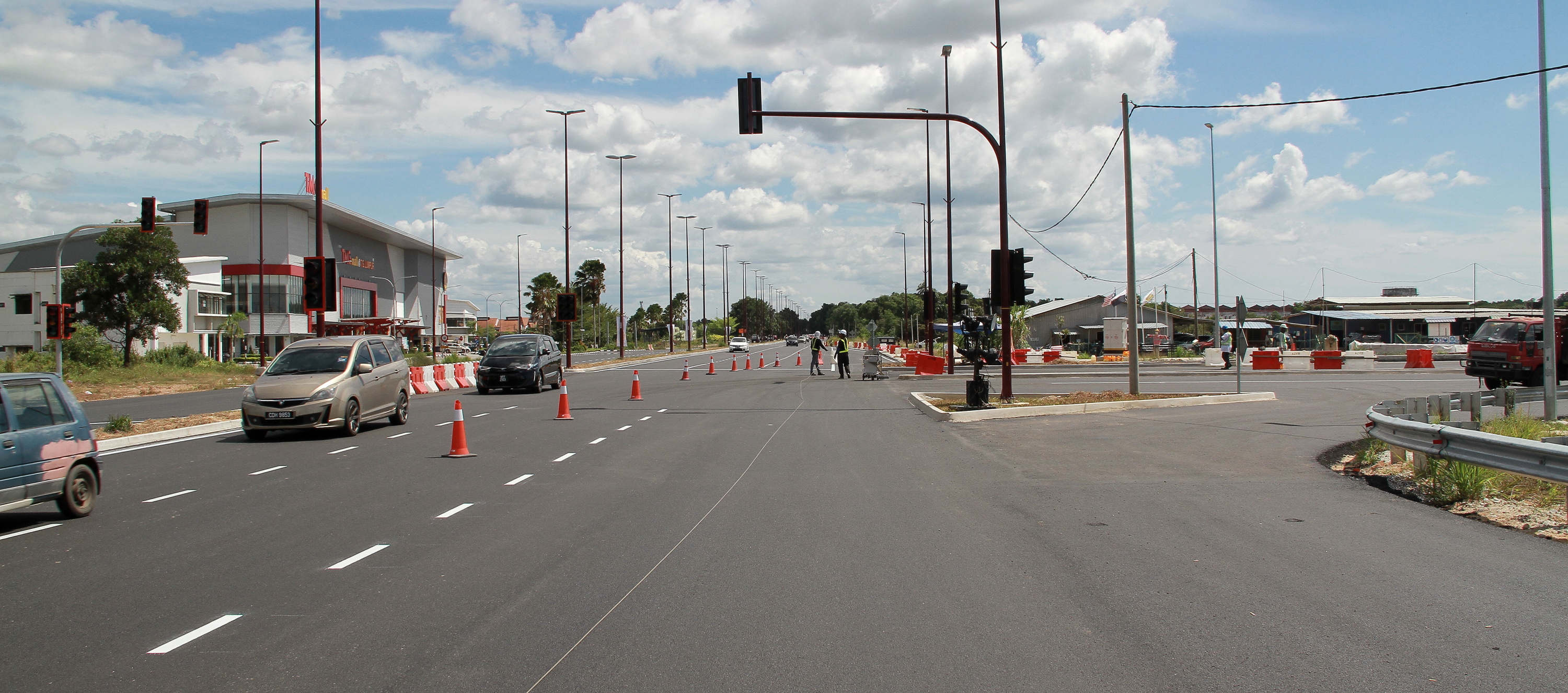 位于丹绒弄坡路口处前往第二大桥路口处，交通灯已建竣。