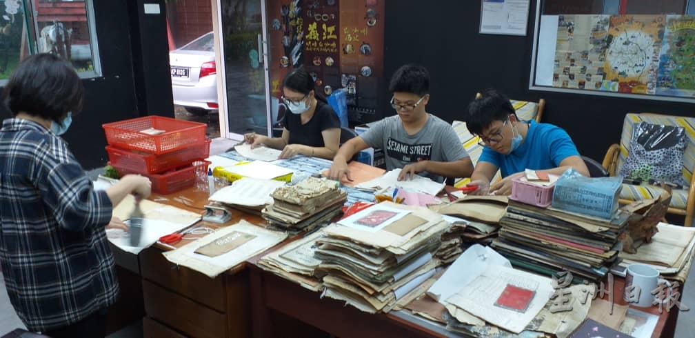博物馆日前获得了许多老旧文件，该团队正用心地为文件进行修复，让文件随后可以在馆内展出。

