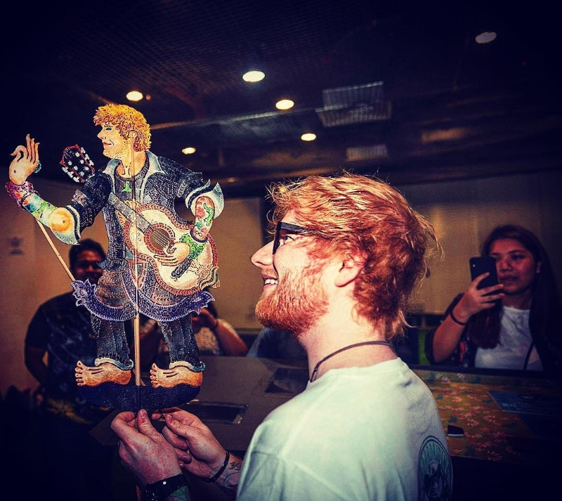 卓元炳应唱片公司要求制作英国歌手Ed Sheeran的皮偶赠送给他。（图取自脸书）