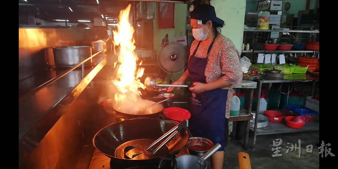 小食馆第二代掌厨人郑莫妮，拿手料理各种海鲜及家庭菜肴。