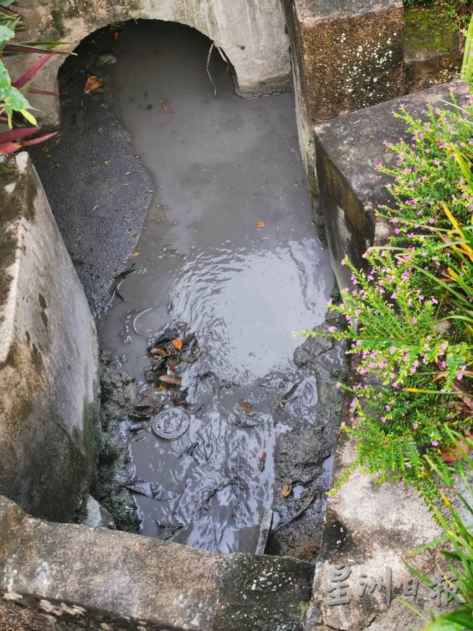 地下排污工程泥浆严重堵塞附近花园住宅区的排水沟。
