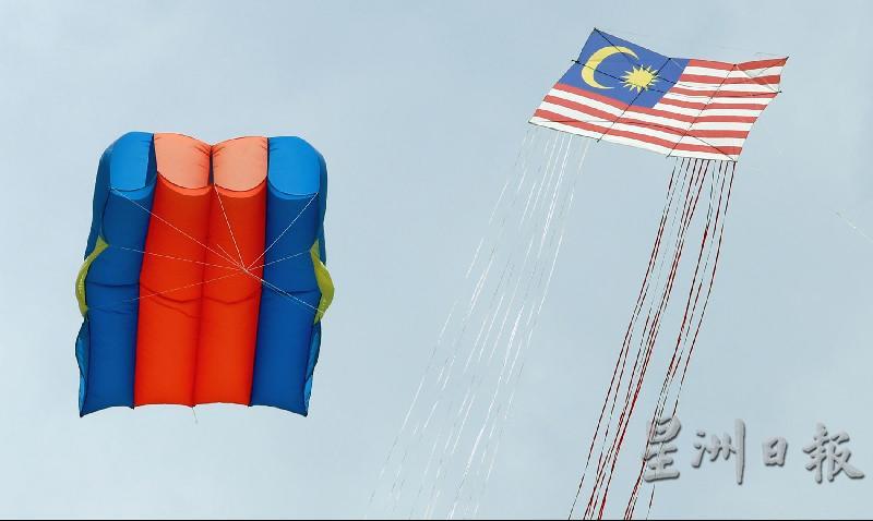 辉煌条纹跃上蓝色天空，欢庆916马来西亚日。