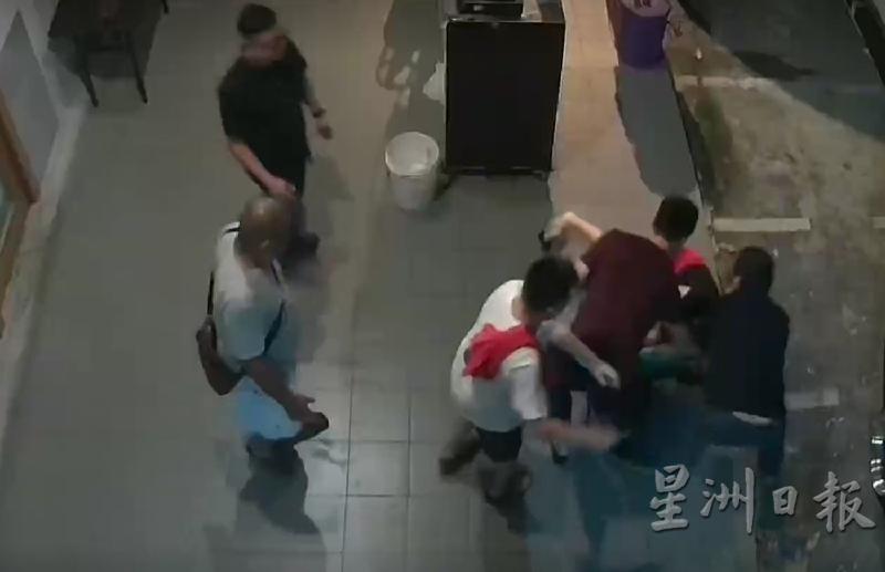 数名男子从夜店奔出阻止嫌犯殴打少妇。