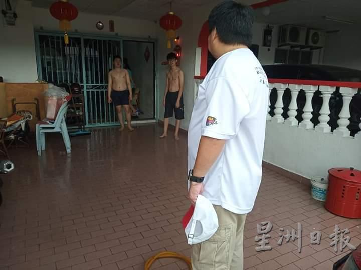 杨胜利在水灾当日到居民家了解情况。