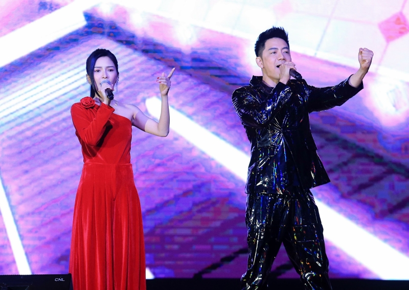 艺人锺晓玉、锺盛忠呈献精彩歌舞表演。