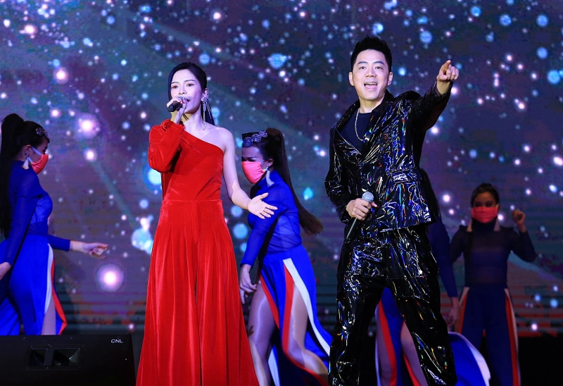 艺人锺晓玉、锺盛忠呈献精彩歌舞表演。