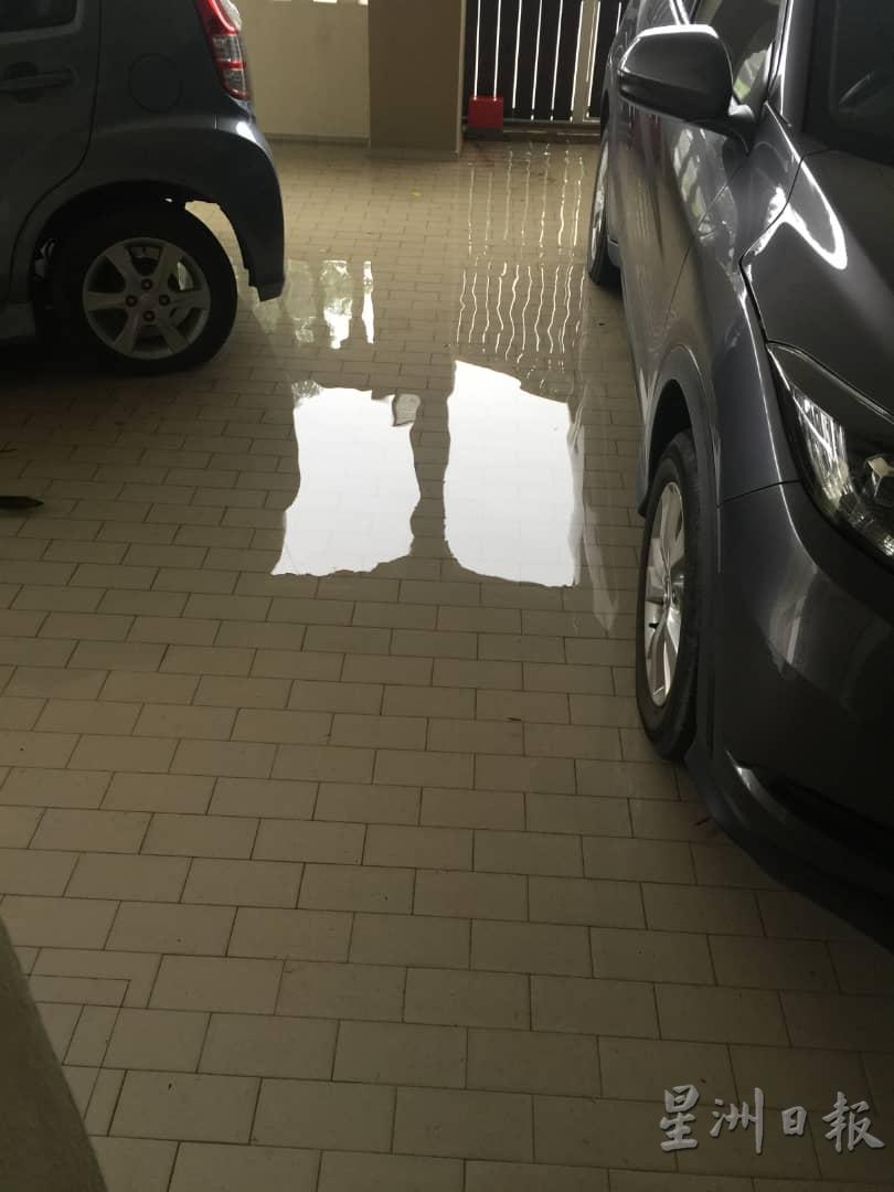 黄顺利住家的停车坪，每当闪电水患，水位浸上超过4吋，令屋主深受困扰。