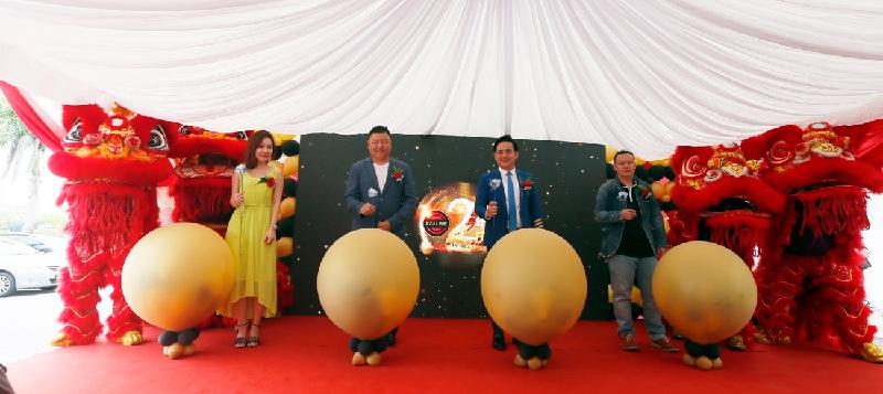 颜妤珂（左起）、王力兴、邱芓訸和苏家辉为173 Live Channel二周年庆祝会主持剪彩仪式。
