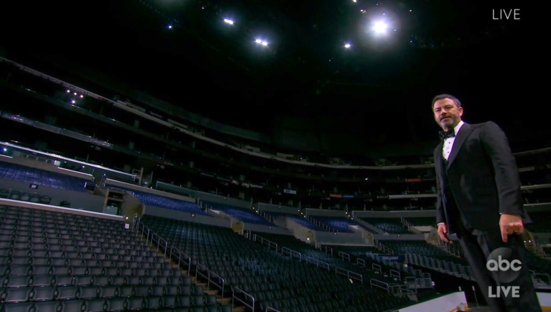 在虚拟的颁奖典礼现场，主持人吉米基默面对空荡荡的典礼现场。
