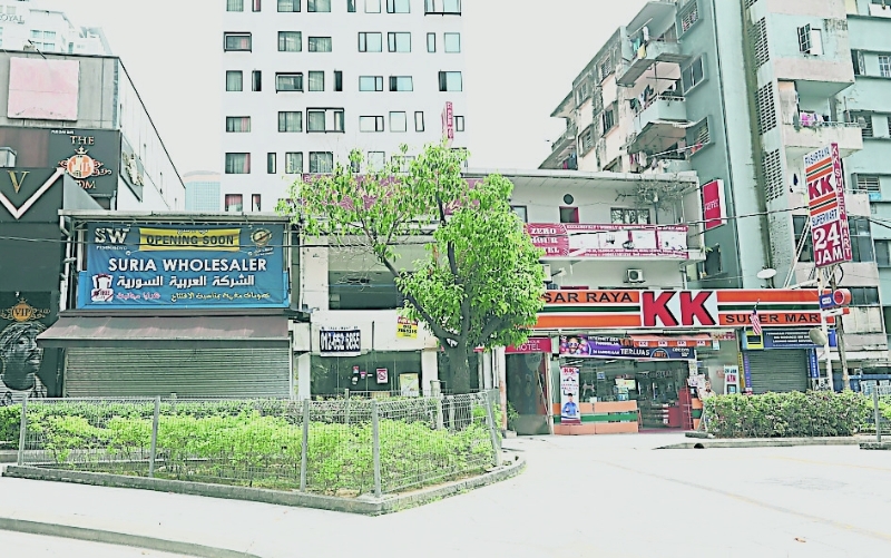 “劳板”杂货店一般开在本地便利店附近。