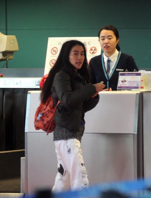 叶璇在机场的素颜旧照被翻出，被毒舌表示，“乍看之下以为她是动力火车的颜志琳。”