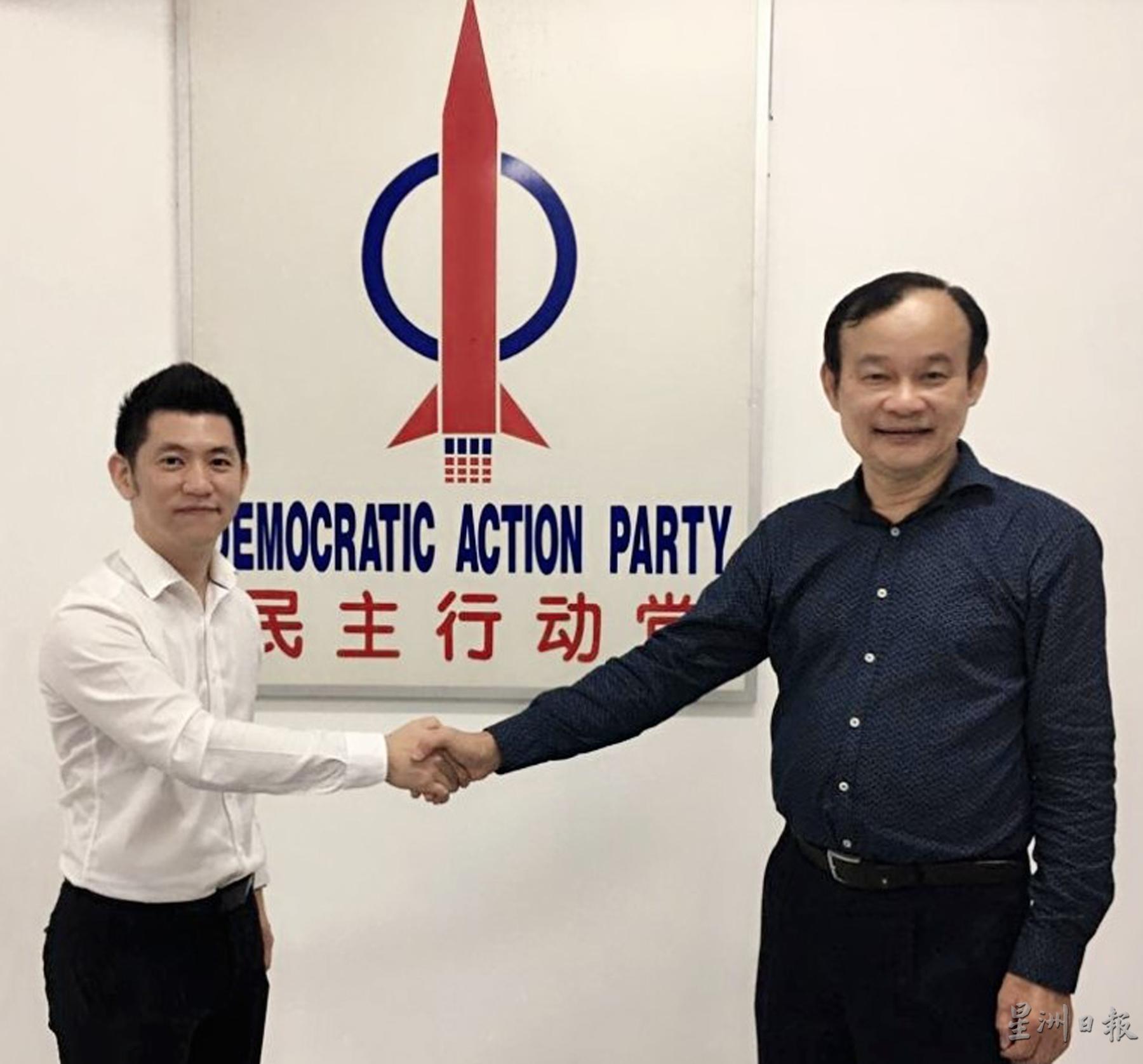 倪可汉（右）委任黄天荣（左）为他的政治秘书，协助处理国会以及选区事务。