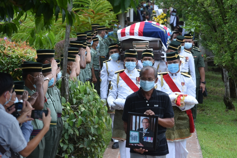 为表扬已故阿旺拉文生前对国家的贡献，砂州政府以州葬规格及军事礼仪进行，为这名国家英雄致上最高敬意。


