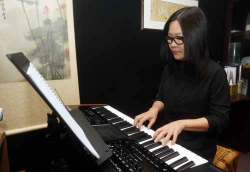 黄慧音原本就是音乐人，约20年前，遇到一位导演给了她梵文心经让她谱曲，歌曲还广受欢迎，因而接触佛乐。