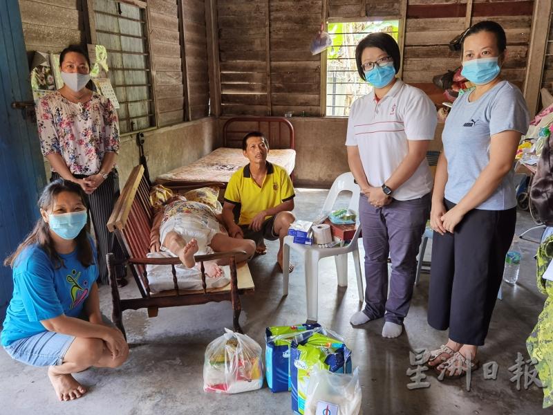 陈慧沁（右二）与金宝民主行动党妇女组执委们一同探访其中一户弱势家庭，并送上生活物资和成人尿片。