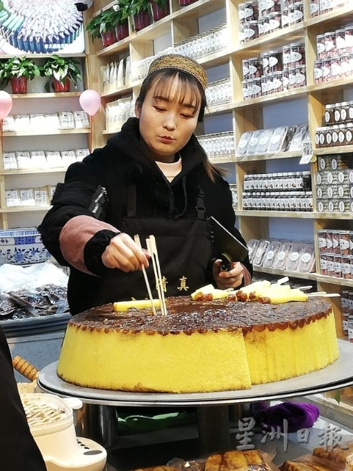 卖桂花糕的西安回族姑娘。


