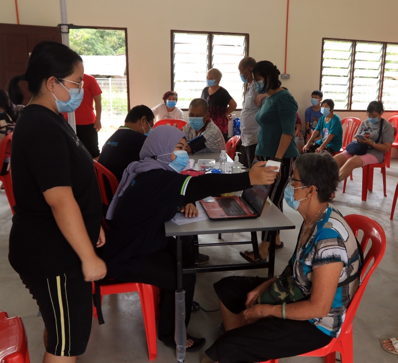 为了方便一些不谙马来文长者能与医护人员沟通，村委会也在现场安排翻译员，同时也鼓励年轻人更积极参与社区活动。