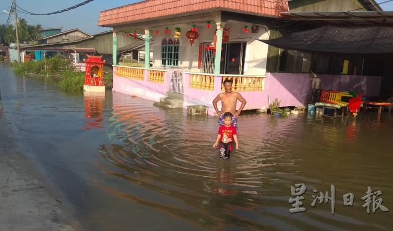 大海潮导致双怡杖渔村周一早上依然淹水，但村子水位比前一天降低了9寸，让村民们松了口气。