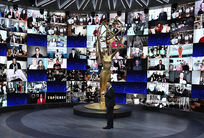 《艾美奖》本届采线上模式举行，入围者云端现身大屏幕。