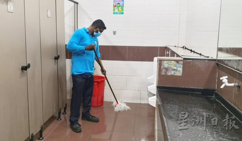 李三路小贩中心内的公厕，每天会获得清洁工人进行两至三次的清洗工作，并且会喷洒清新剂，以“杜绝”异味。