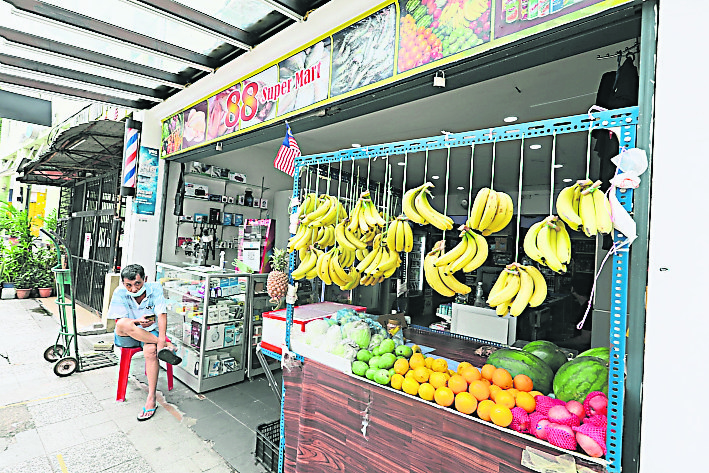 外籍人士一店多用，卖水果的同时也卖电子产品。