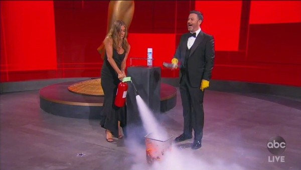 担任颁奖嘉宾的珍妮花雅妮丝顿在揭晓最佳喜剧类影集女主角前，跟主持人吉米基默搞笑为开奖信封消毒，还拿出灭火器“消灭病菌”。  