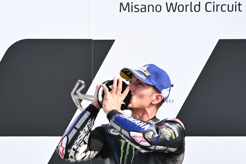 得益於巴尼亞亞摔車讓出榜首，維納勒斯在MotoGP聖馬力諾站2.0成功打破個人這賽季的冠軍荒。圖為維納勒斯在頒獎典禮親吻追尋許久的冠軍獎盃。（法新社照片）