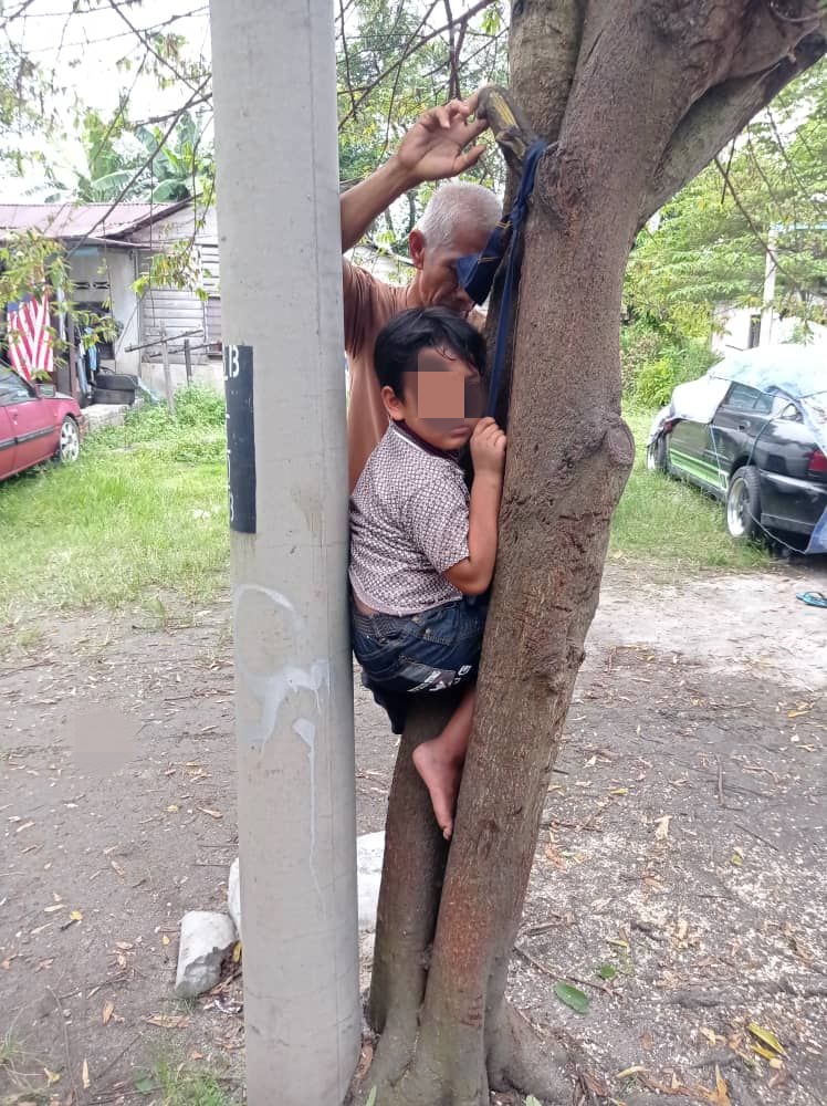 巫裔孩童夹在树木与柱之中，无法脱身受困。