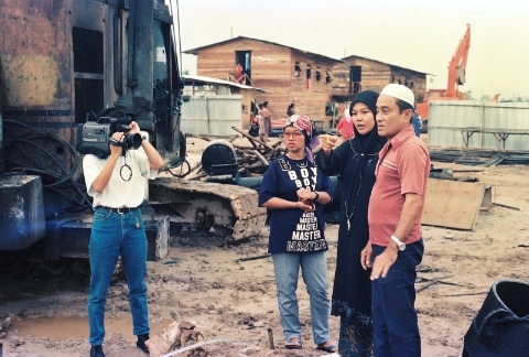 夏美玉（左一）到甘榜朱芭达拍摄强制拆迁，右二为Kak Wan。