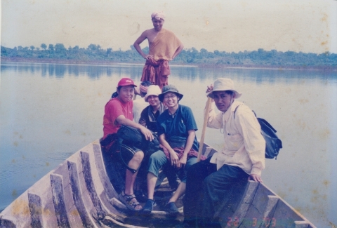 在KOMAS的日子，夏美玉（坐者右二）到柬埔寨拍摄社区纪录片。