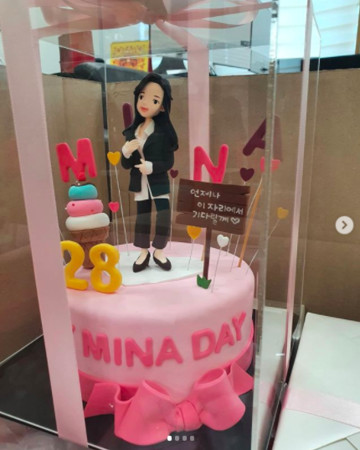 粉丝制作生日蛋糕，旁边给珉娥的讯息藏洋葱。
