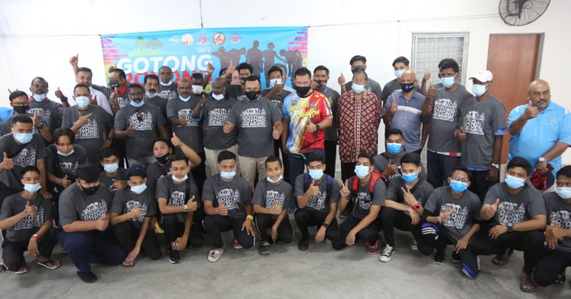 阿米鲁丁（站者右七）在早前出席“马来西亚日大扫除活动”，呼吁民众提防骨痛热症的肆虐。
