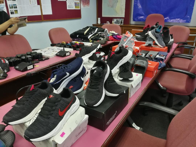 曼绒贸消局执法组在取缔行动中，起获的部分疑似鹰制名牌鞋子。