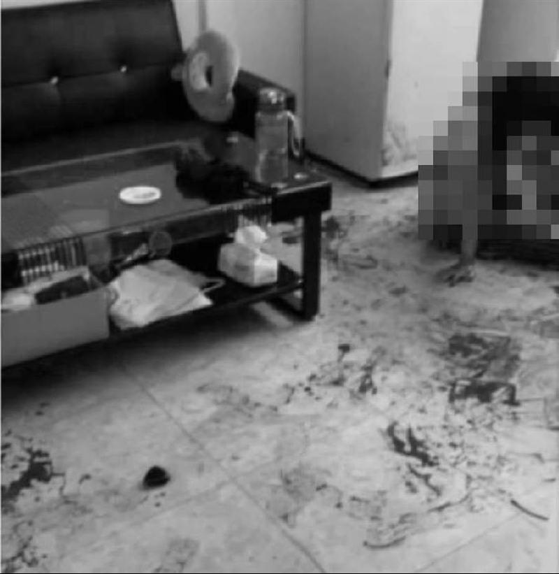 台中东区台中路一出租大楼18日发生怀孕5周物业管理员遭房客刺伤案件，现场血迹斑斑。 （翻摄自詹妇友人脸书，已变色处理）