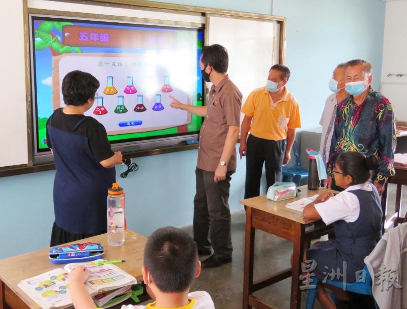 谢琪清（站者左二）研究精明教室设施后，宣布拨款1万令吉作为芙蓉万茂新村华小打造精明教室用途。