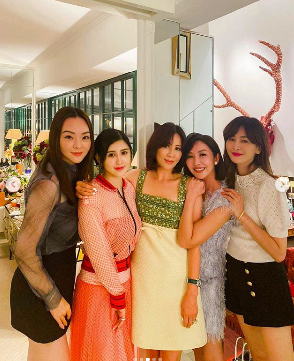 照片中的刘嘉玲（中）身穿绿色亮片吊带搭配米色短裙，看起来少女感十足，轻易将其他女性好友比下去。