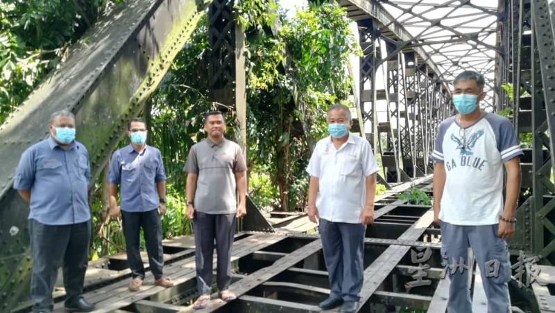 赖国平（右二起）与慕哈迪等视察槟榔东海火车桥的情况，右一为行动党斯里槟榔东海支部主席黄汉坡。