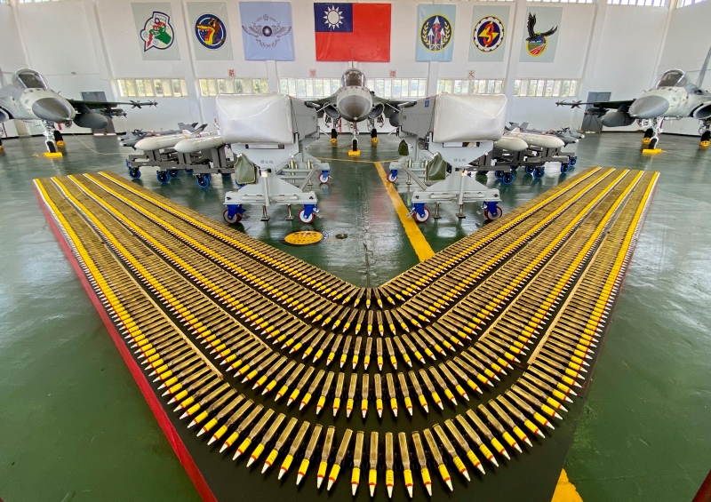 机棚展示台湾自产的IDF战斗机和相关武挂。（美联社照片）