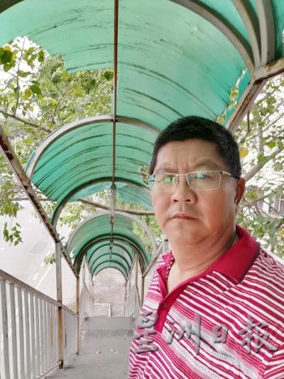 雷端锦今年7月接到投诉后,就前往这座行人天桥视察情况。 雷端锦今年7月接到投诉后,就前往这座行人天桥视察情况。