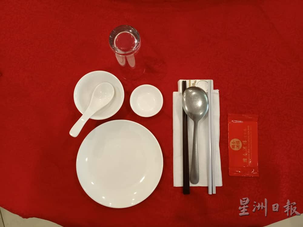 白色筷子为个人式公筷，它和勺子是供每名宾客取用餸菜，至于深色筷子则是本身进餐使用。