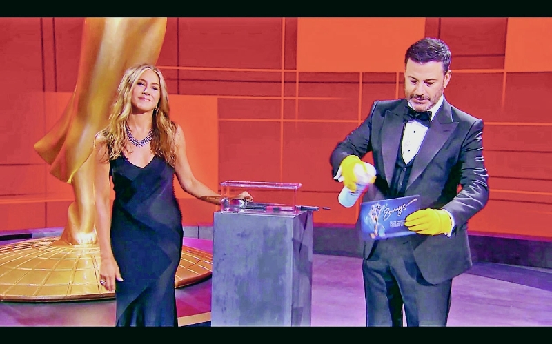 艾美奖主持人吉米基默（Jimmy Kimmel）和珍妮花雅妮丝顿大玩开奖信封“消毒杀菌”的梗。