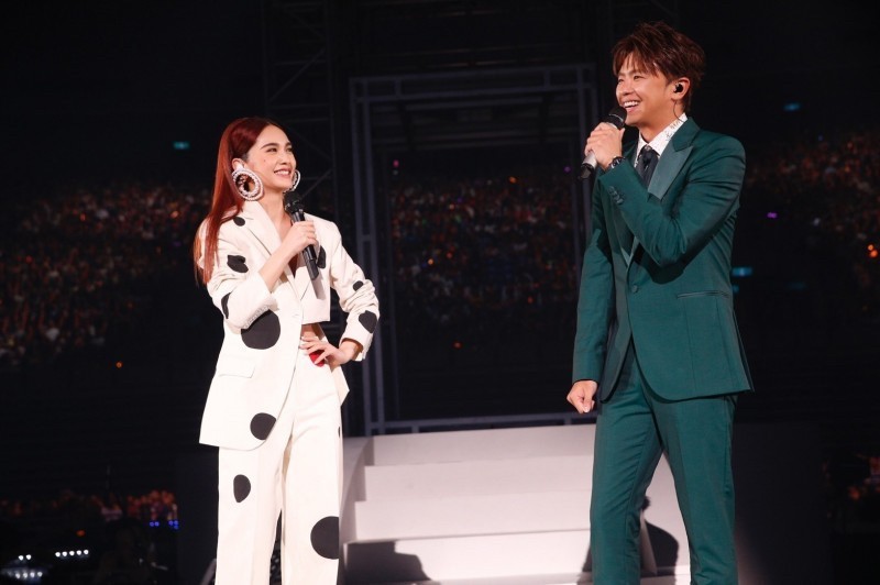 杨丞琳（左）2018年在高雄开演唱会，找初恋情人小鬼黄鸿升（右）当嘉宾。