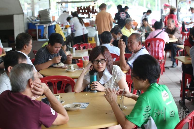 首邦市民众已经放心外出堂食用餐，周末的茶室格外热闹。