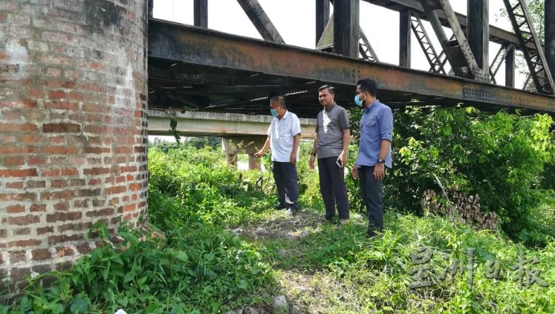 赖国平（左）与慕哈迪（中）及槟榔东海区州议员特助艾迪菲德里到桥底下察看情况。
