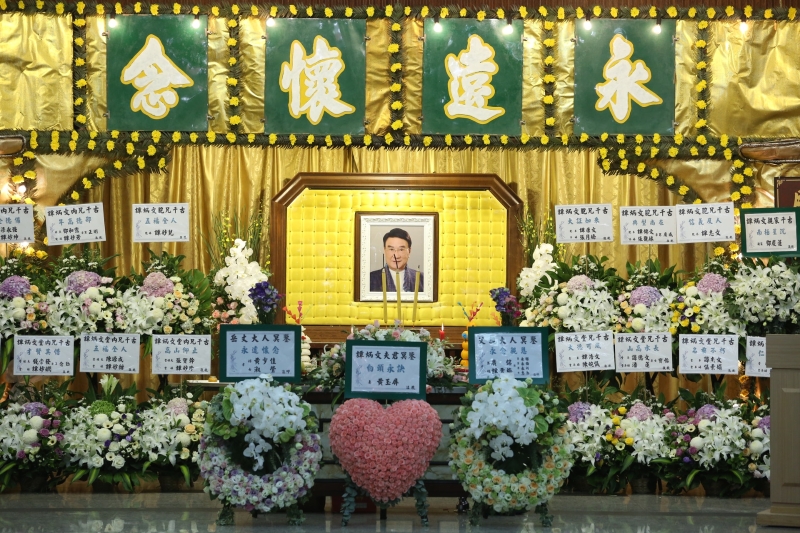 一代“配音王”谭炳文9月5日因肺癌病逝，享年86岁，丧礼以佛教仪式进行，现场一片花海。