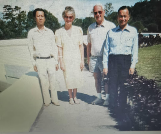 1986年，陈宏基(右)与李尧庆(左) 与英国朋友参观丹绒武雅蓄水池合影。