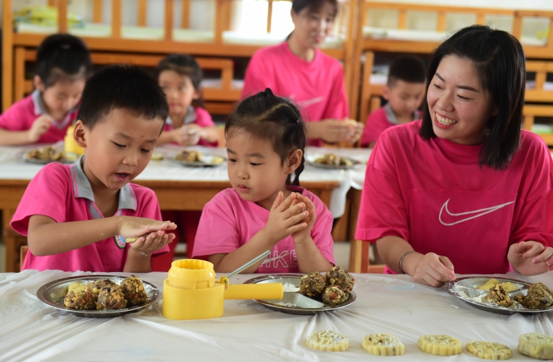 中国河北沧州青县实验幼儿园开展“做月饼迎中秋”活动，孩子们在老师的指导下学习做月饼，在提高动手能力的同时，感受传统文化的魅力。