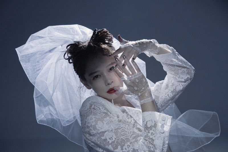 徐若瑄推出新歌加精选辑，成绩斐然，但她因密集上通告，引发耳鸣状况，让人担忧。